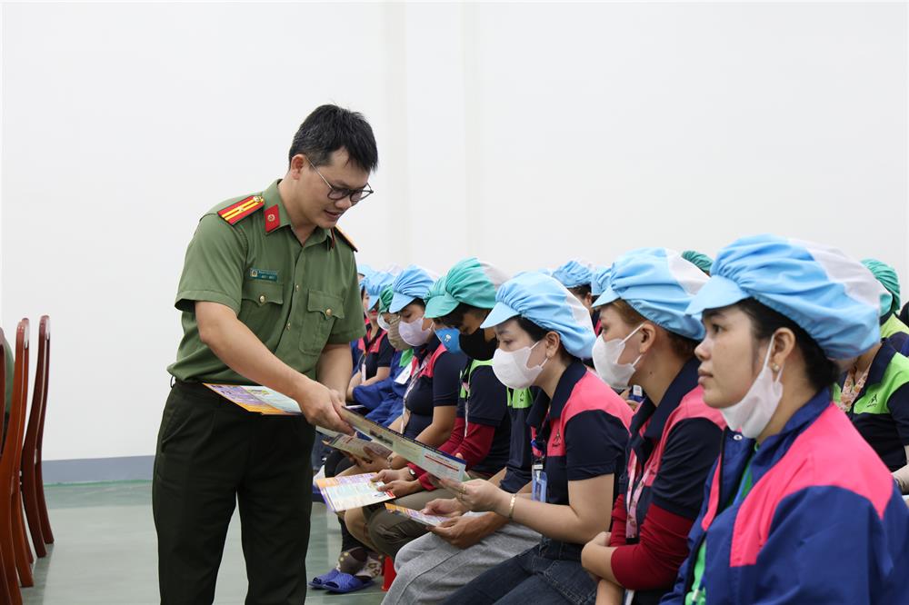 Lực lượng Công an tuyên truyền công tác phòng, chống tội phạm, tệ nạn xã hội và xây dựng phong trào toàn dân bảo vệ an ninh Tổ quốc tại các khu công nghiệp.