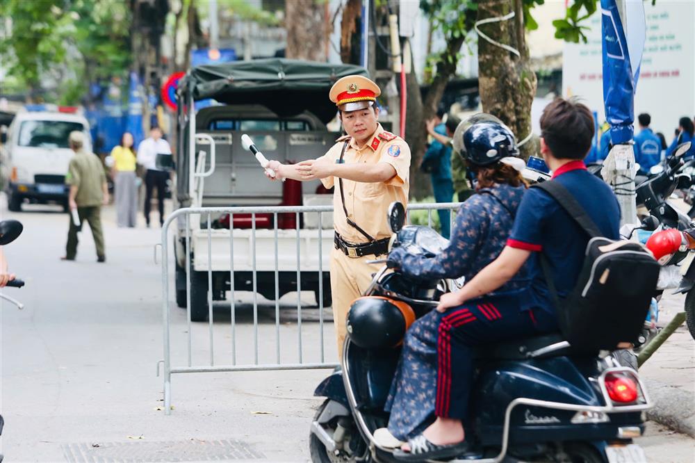 Chủ động phân luồng, hướng dẫn phương tiện, không để xảy ra ùn tắc tại các điểm thi trong giờ cao điểm.