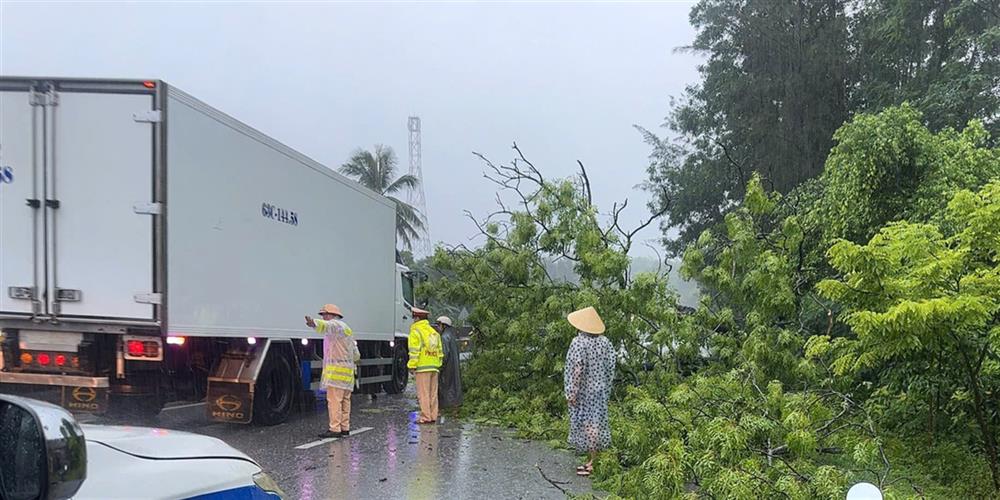 Lực lượng Công an Quảng Bình trực tiếp khắc phục các điểm sạt lở trên các tuyến đường, hỗ trợ hướng dẫn người dân đi lại được an toàn.