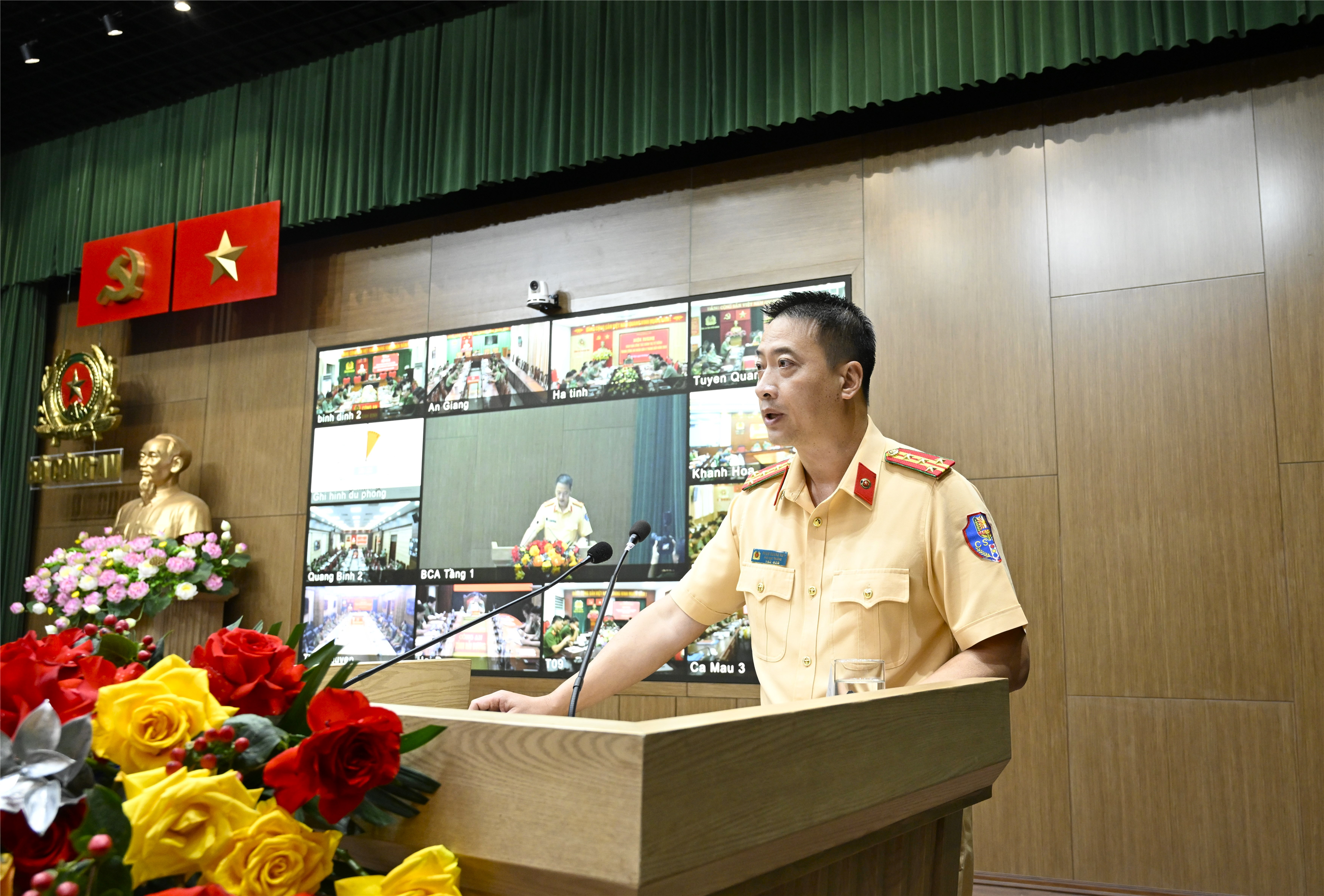 Các đại biểu tham luận tại Hội nghị.