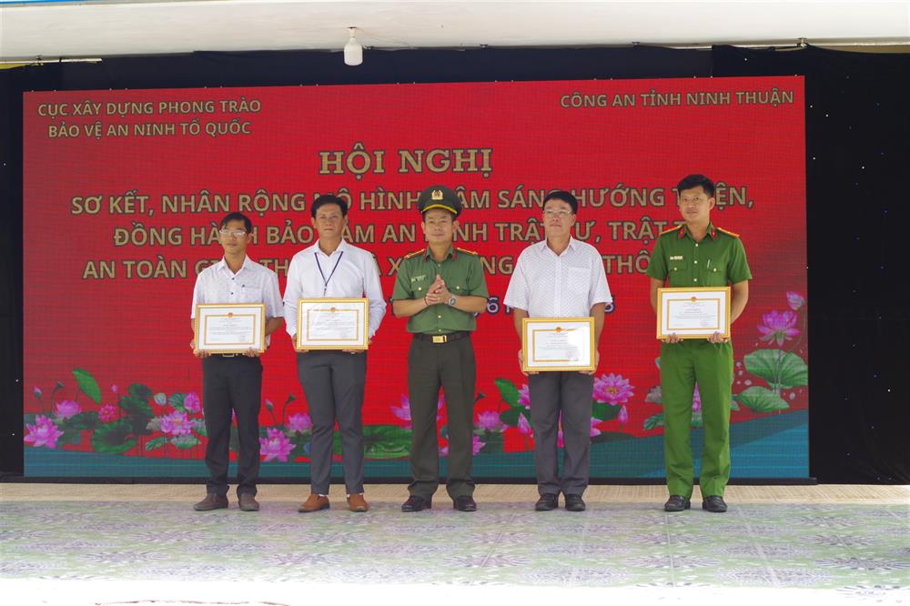03 tập thể và 04 cá nhân có thành tích xuất sắc trong tham mưu, hướng dẫn, triển khai thực hiện công tác xây dựng, nhân rộng mô hình điển hình tiến tiến về đảm bảo ANTT trong xây dựng nông thôn mới trên địa bàn tỉnh trong thời gian qua.