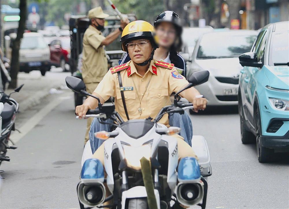 Đại úy Trần Tiến Đạt, cán bộ Đội CSGT số 3 sử dụng mô tô đặc chủng kịp thời đưa nữ sinh đến điểm thi khi xe đạp điện của em gặp sự cố.