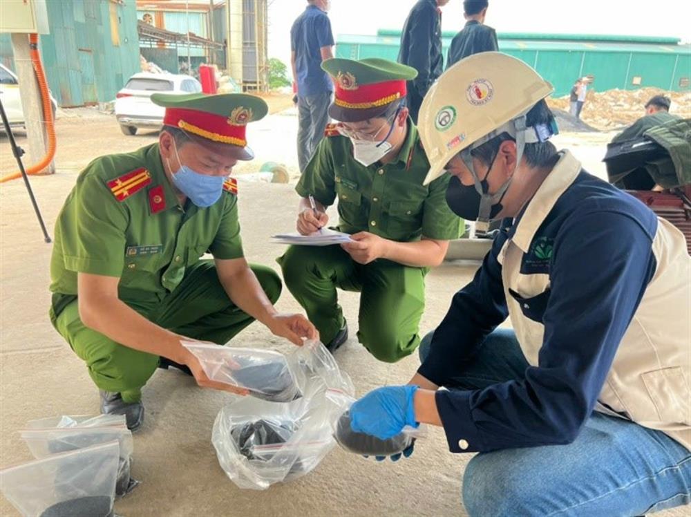Cán bộ Phòng Cảnh sát kinh tế Công an TP Hà Nội phối hợp với lực lượng chức năng tiến hành niêm phong, thu giữ mẫu chất thải để phục vụ công tác điều tra.