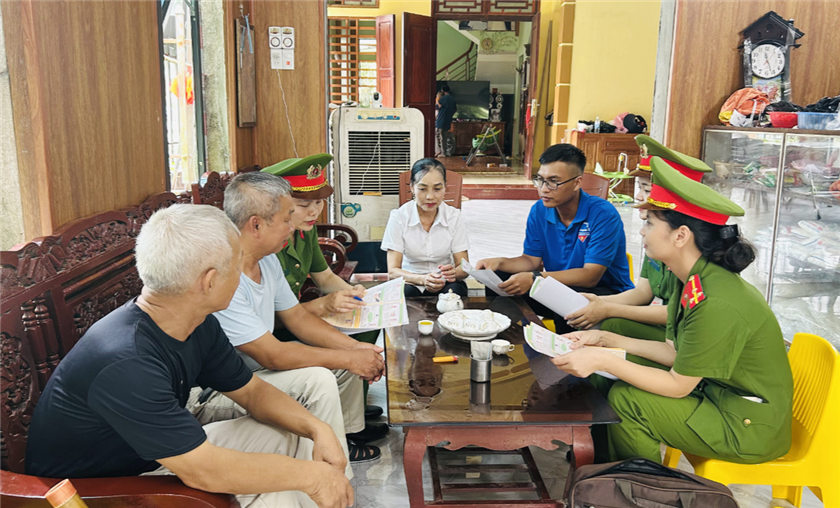 Cán bộ, chiến sĩ công an phường Đông Sơn xuống địa bàn gặp gỡ, tuyên truyền pháp luật cho quần chúng nhân dân.