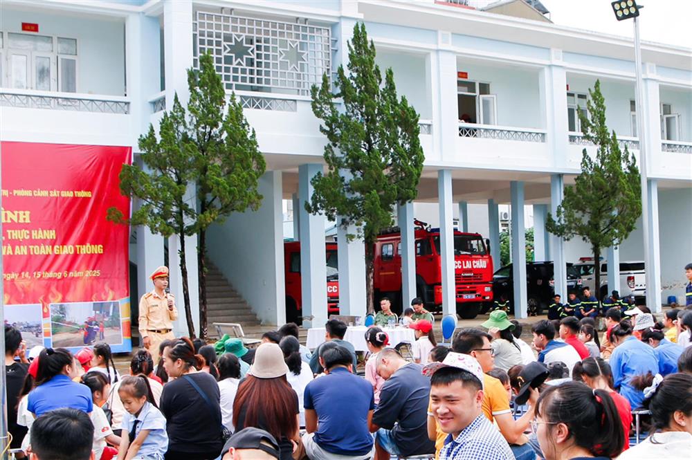 Công an tỉnh Lai Châu tổ chức chương trình tuyên truyền, trải nghiệm, thực hành chữa cháy, cứu nạn, cứu hộ và tuyên truyền an toàn giao thông cho hơn 500 cháu là con cán bộ, chiến sĩ Công an tỉnh và đoàn viên, thanh niên phường Đông Phong, thành phố Lai Châu.