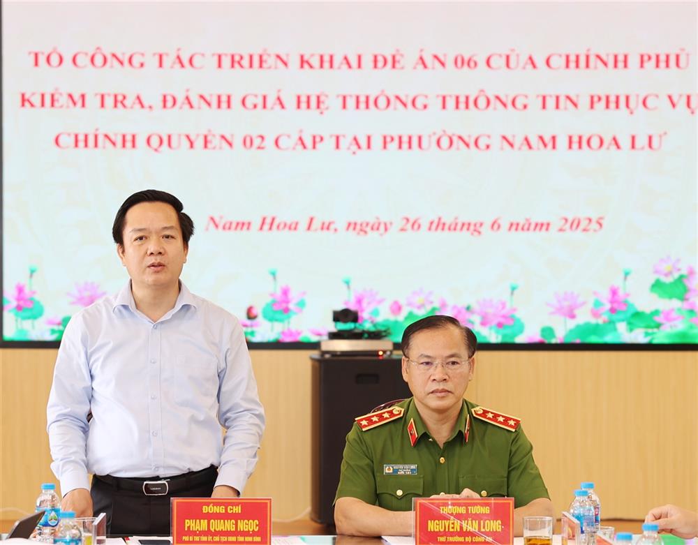 Ảnh 7: Đồng chí Phạm Quang Ngọc, Phó Bí thư Tỉnh ủy, Chủ tịch UBND tỉnh phát biểu tại buổi làm việc.