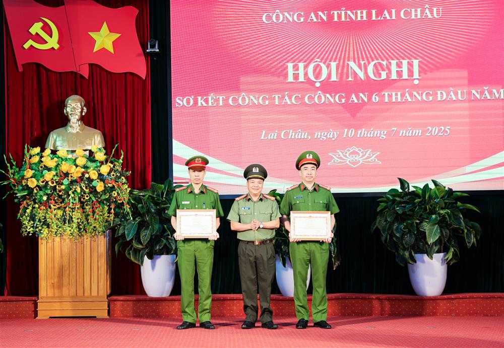 Thừa ủy quyền, Đại tá Sùng A Súa, Phó Giám đốc Công an tỉnh trao Bằng khen của Bộ Công an tặng các tập thể có thành tích xuất sắc trong phong trào thi đua “Vì người nghèo – Không để ai bị bỏ lại phía sau” giai đoạn 2021–2025.