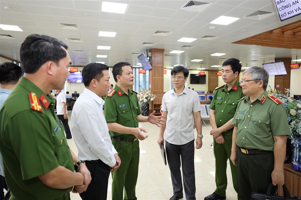 Đoàn kiểm tra Bộ Công an kiểm tra, đánh giá thực tế tại Trung tâm phục vụ hành chính công tỉnh Ninh Bình.