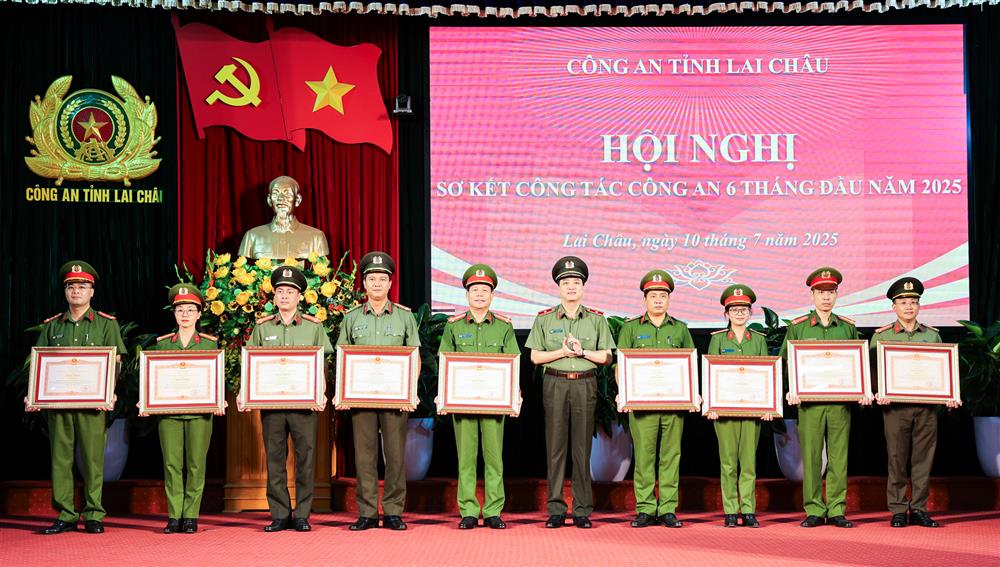 Thừa ủy quyền, Thiếu tướng Nguyễn Viết Giang trao Bằng khen của Thủ tướng Chính phủ tặng các cá nhân có thành tích xuất sắc trong công tác huấn luyện, chiến đấu, xây dựng lực lượng Công an nhân dân.