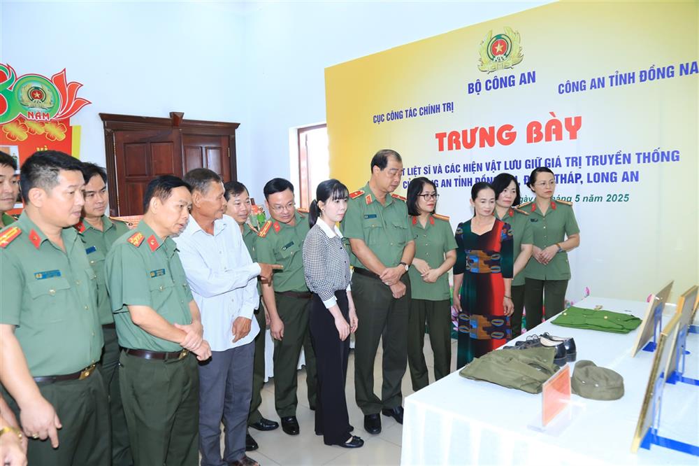 Các đại biểu tham quan trưng bày hình ảnh tài liệu hiện vật được tiếp nhận.