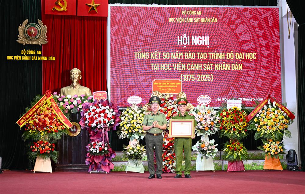 thừa ủy quyền của lãnh đạo Đảng, Nhà nước, Thứ trưởng Trần Quốc Tỏ trao Bằng khen của Thủ tướng Chính phủ tặng Học viện CSND.