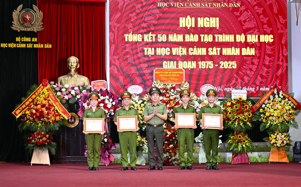 Thứ trưởng Trần Quốc Tỏ trao trao Bằng khen của Bộ trưởng Bộ Công an tặng tác tập thể có thành tích xuất sắc trong công tác giáo dục, đào tạo và bảo vệ an ninh Tổ quốc.