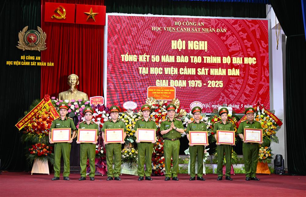 Thừa ủy quyền, Trung tướng, GS.TS Trần Minh Hưởng, Giám đốc Học viện CSND đã trao Bằng khen của Bộ trưởng Bộ Giáo dục và Đào tạo và Bộ trưởng Bộ Quốc phòng tặng các tập thể, cá nhân có thành tích xuất sắc trong công tác giáo dục, đào tạo.