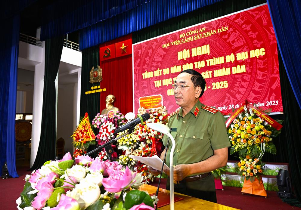 Thứ trưởng Trần Quốc Tỏ phát biểu tại Hội nghị.