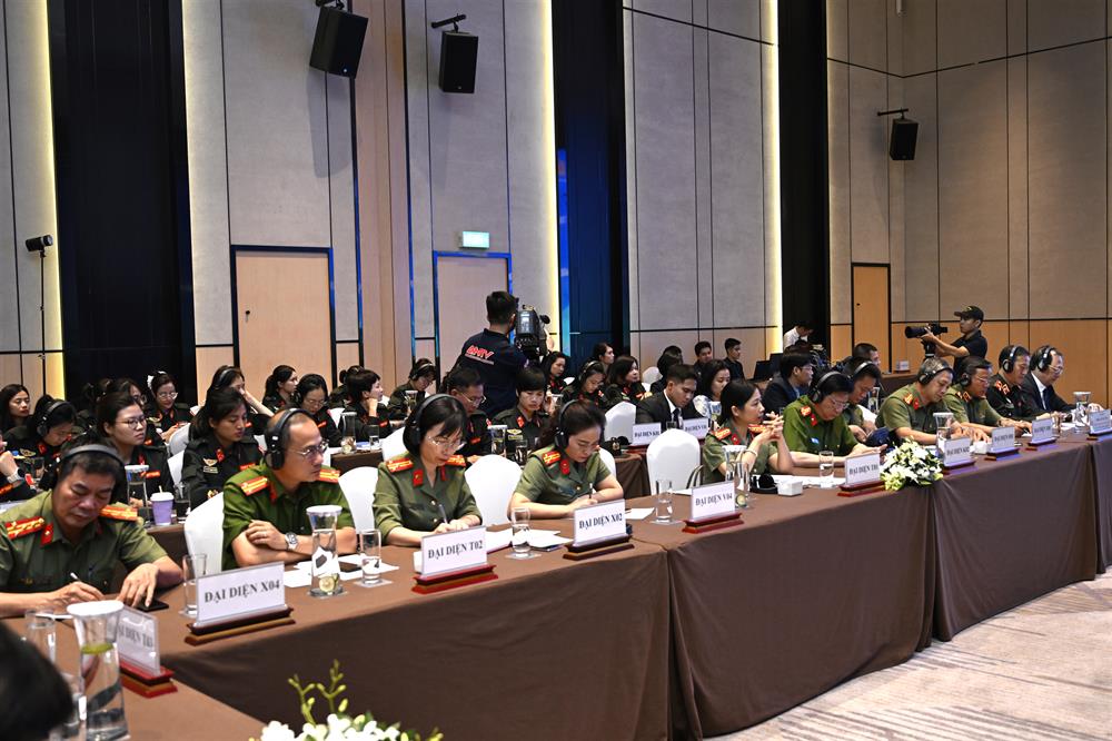 Các đại biểu dự Hội thảo.