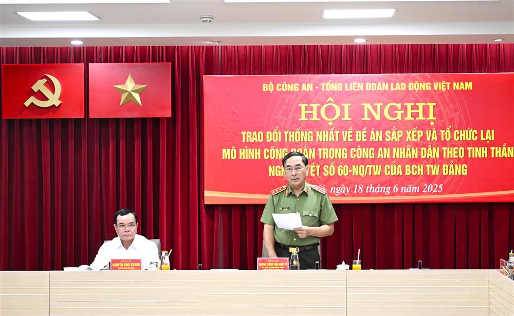 Thứ trưởng Trần Quốc Tỏ phát biểu tại Hội nghị.
