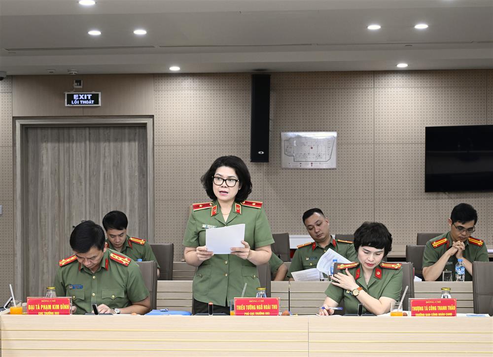 Thiếu tướng Ngô Hoài Thu, Phó Cục trưởng Cục Công tác chính trị trình bày nội dung Đề án.