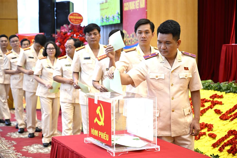 Các đại biểu bỏ phiếu bầu 