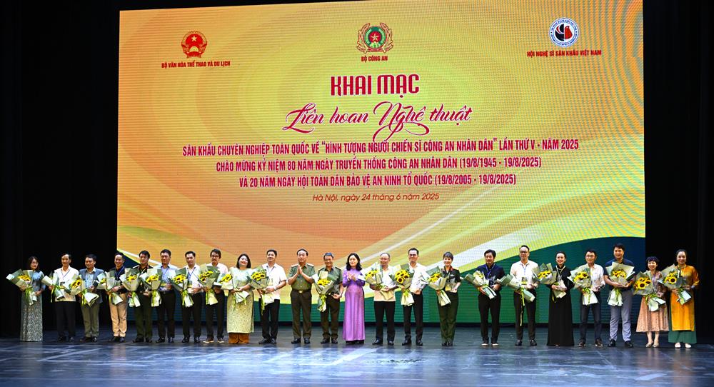 Thứ trưởng Trần Quốc Tỏ cùng Thứ trưởng Bộ Văn hoá, Thể thao và Du lịch Trịnh Thị Thuỷ tặng hoa, biểu trưng cho lãnh đạo các đơn vị nghệ thuật tham gia liên hoan.