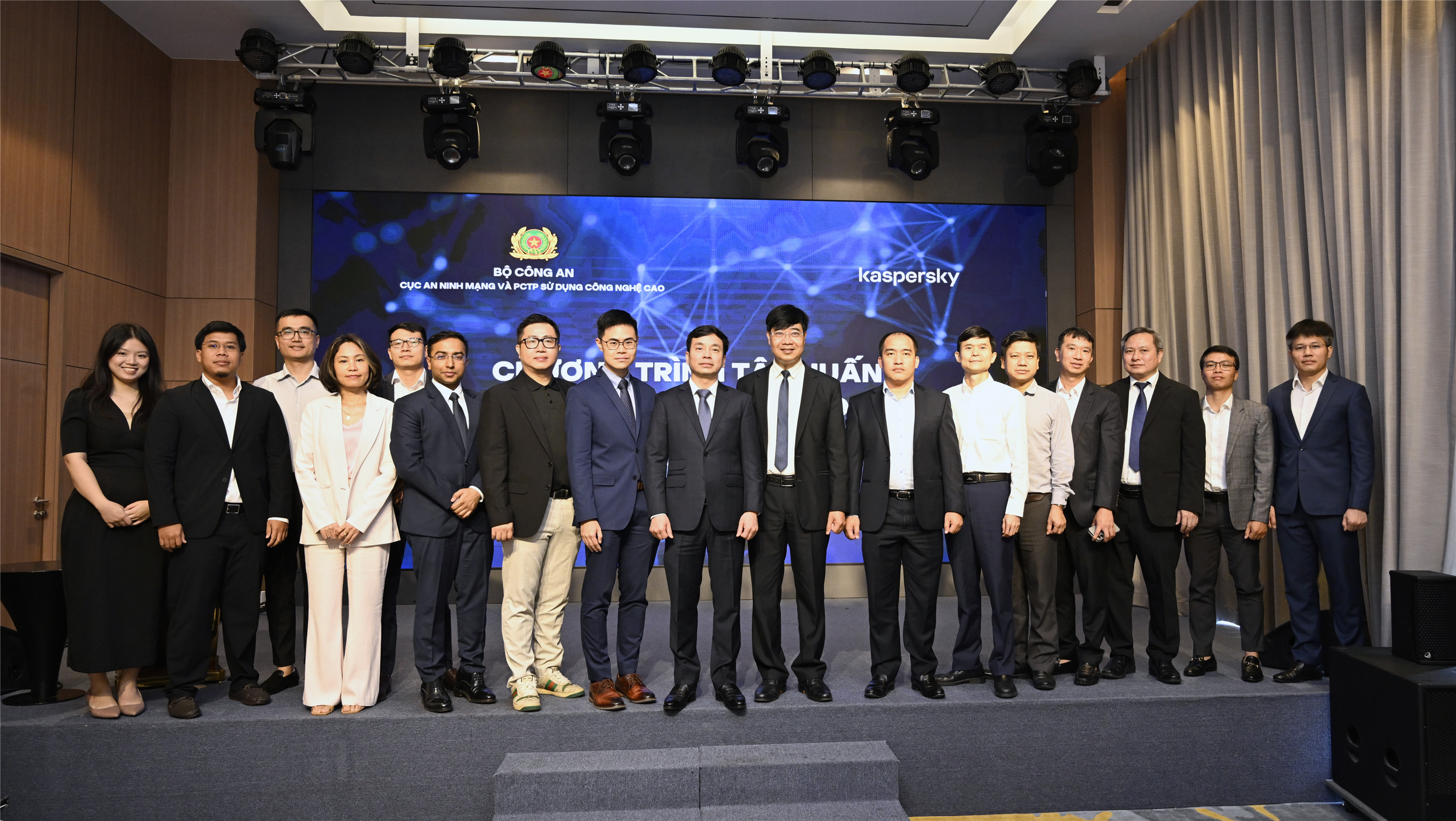 Các đại biểu dự chương trình.