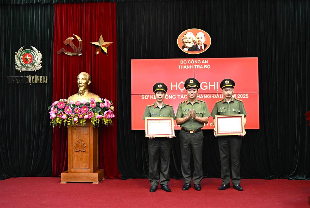 Thứ trưởng Trần Quốc Tỏ trao Bằng khen của Bộ Công an tặng các tập thể, cá nhân có thành tích xuất sắc.