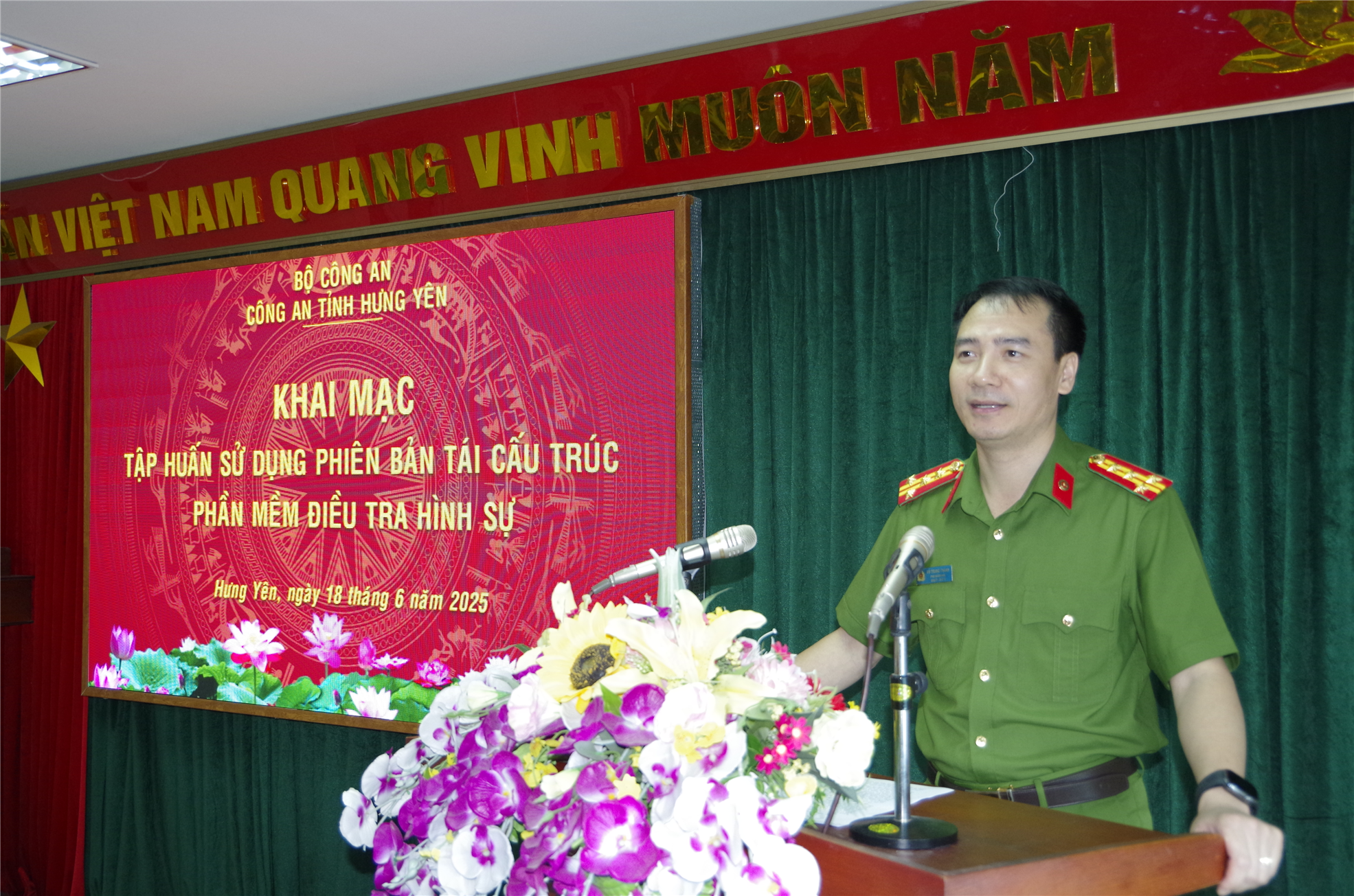 Đồng chí Phó Giám đốc Công an tỉnh phát biểu khai mạc lớp tập huấn.