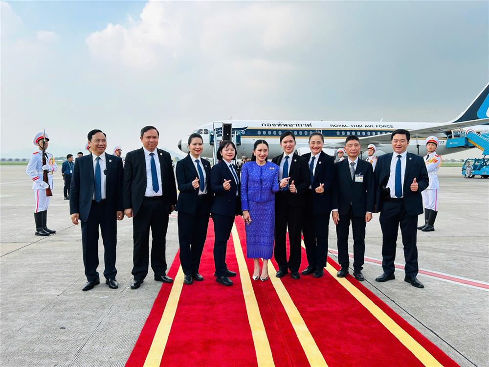 Thủ tướng Thái Lan Thái Lan chụp ảnh lưu niệm với cán bộ, chiến sĩ Phòng bảo vệ sự kiện đặc biệt quan trọng và khách quốc tế.