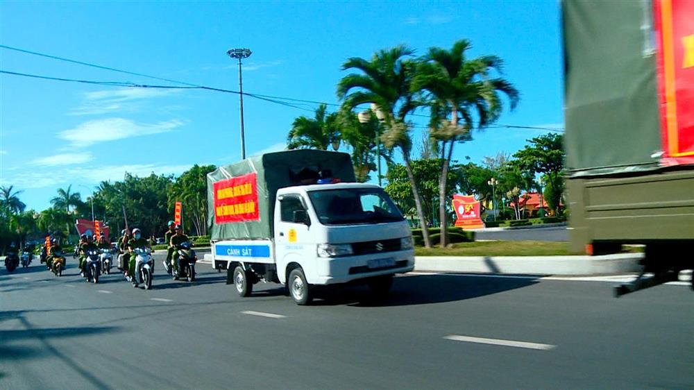 Ngay sau Lễ phát động, lực lượng Cảnh sát phòng chống tội phạm về ma túy Công an tỉnh đã tổ chức diễu hành, tuyên truyền pháp luật về phòng chống ma túy trên các trục đường chính của thành phố, vận động toàn dân cùng lực lượng Công an tích cực tham gia phòng chống ma túy./. 