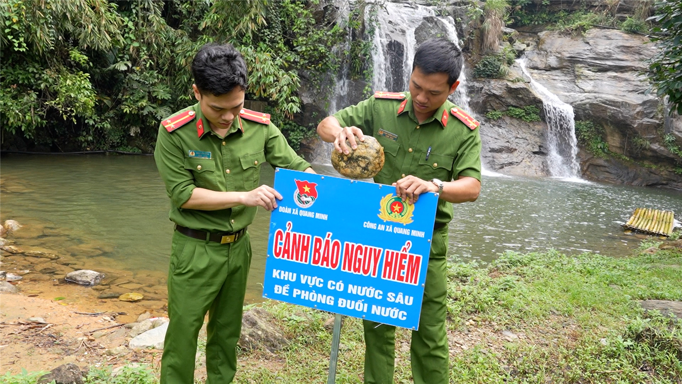 Công an xã Quang Minh cắm biển cảnh báo nguy hiểm tại khu du lịch sinh thái hợp tác xã Thác nước Minh Khai.