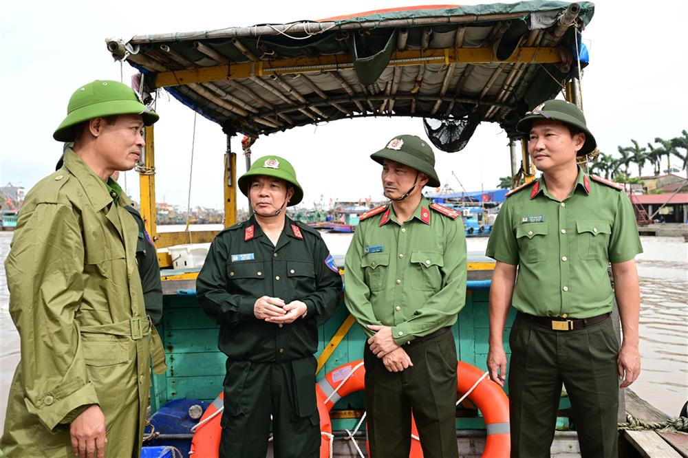 Đoàn kiểm tra Cảng cá Ngọc Sơn, phường Đồ Sơn.