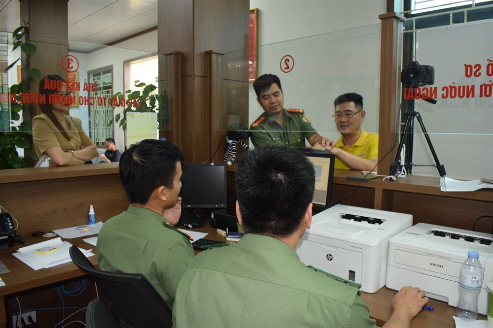 Cán bộ chiến sỹ tận tình hướng dẫn các thủ tục cho người dân.