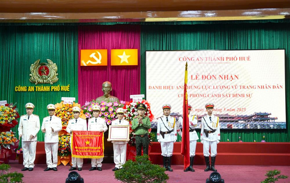 Thừa ủy quyền Chủ tịch nước, Thứ trưởng Lê Quốc Hùng trao danh hiệu Anh hùng lực lượng vũ trang nhân dân cho phòng Cảnh sát hình sự.