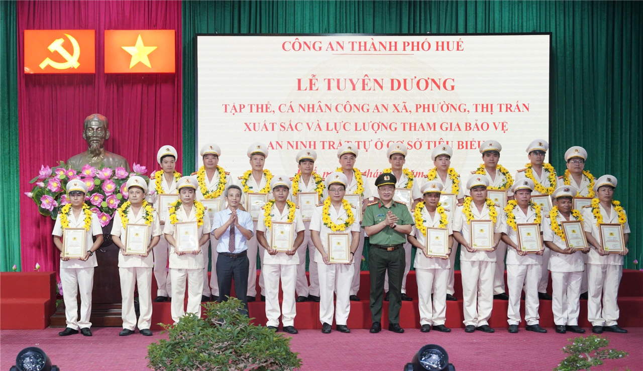Các cá nhân, tập thể Công an cấp xã tiêu biểu được tuyên dương.