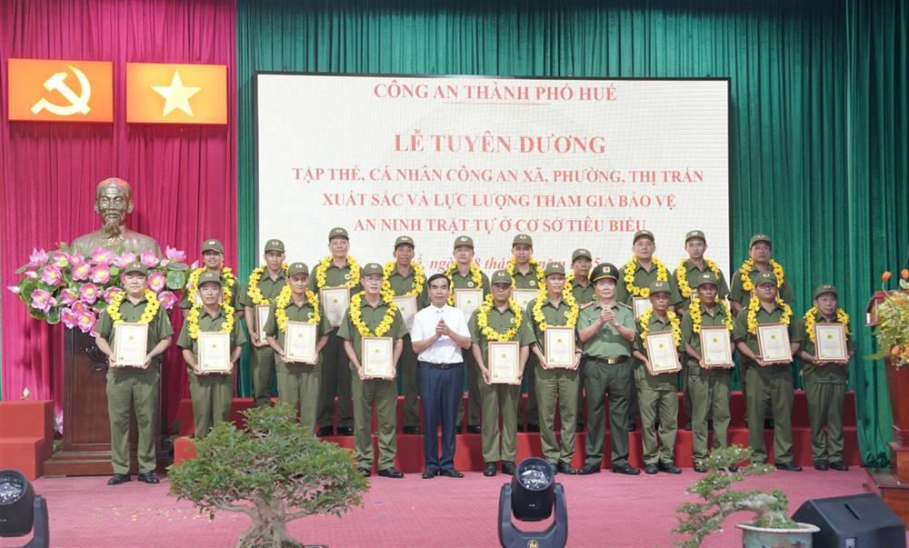 Các cá nhân tiêu biểu trong lực lượng tham gia bảo vệ an ninh, trật tự ở cơ sở được tuyên dương.