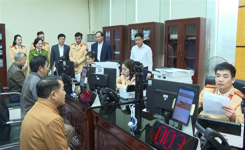 Lực lượng Cảnh sát giao thông, Công an tỉnh Thanh Hóa tiếp nhận hồ sơ cấp đổi giấy phép lái xe tại Trung tâm Hành chính công tỉnh.