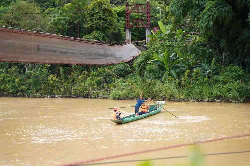 Do nước sông dâng cao, chảy xiết lực lượng tìm kiếm phải dùng xào chọc để xác định vị trí của xe ô tô.
