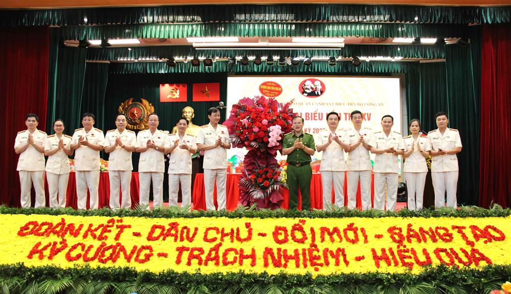 Thứ trưởng Nguyễn Văn Long tặng hoa chúc mừng Ban Chấp hành Đảng bộ 