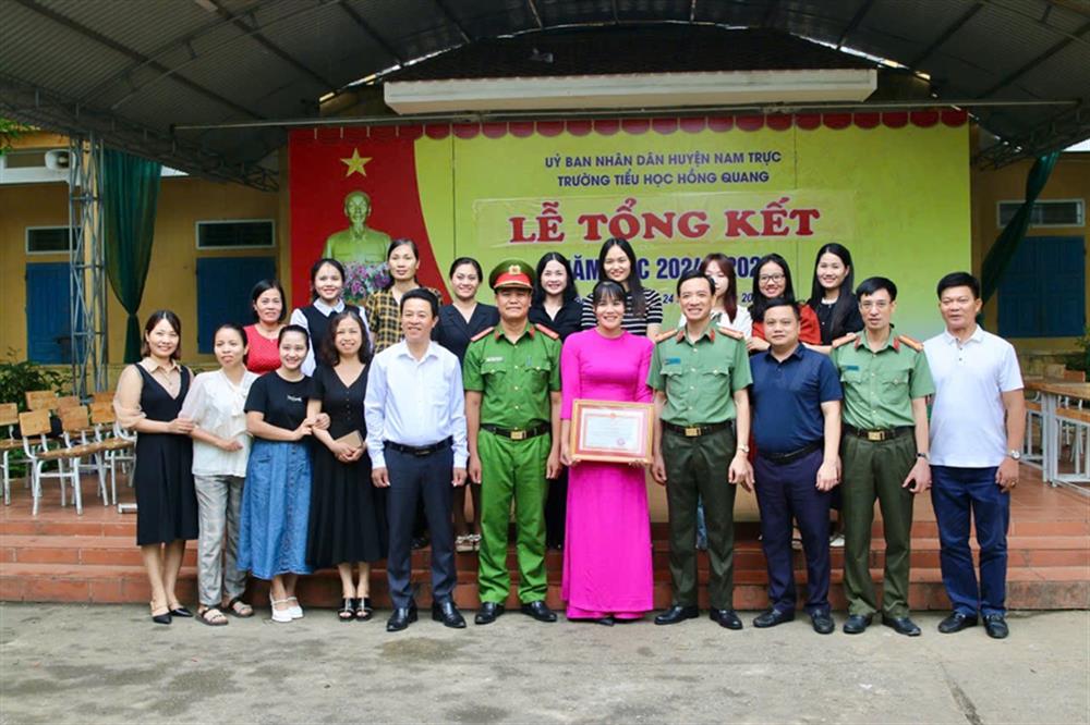 Đại tá Mai Đại Trưng, Phó Giám đốc Công an tỉnh cùng Đoàn công tác trao Giấy khen của Giám đốc Công an tỉnh tặng cô giáo Nguyễn Thị Mai.
