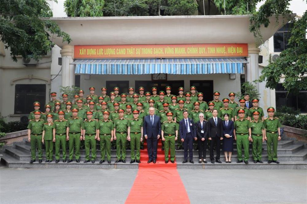 Các đại biểu chụp ảnh lưu niệm.