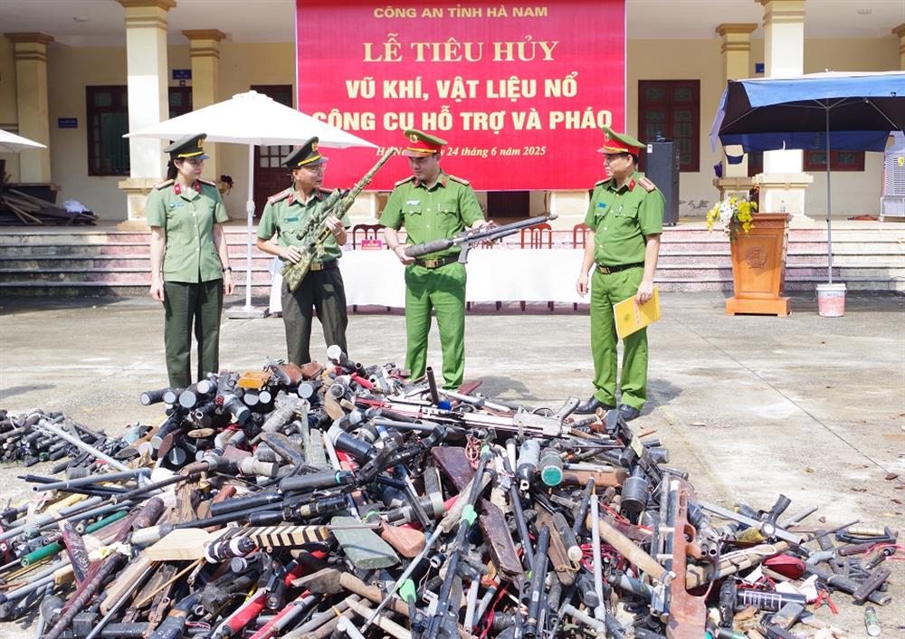 Một số hình ảnh tại buổi tiêu hủy vũ khí, vật liệu nổ, công cụ hỗ trợ và pháo.