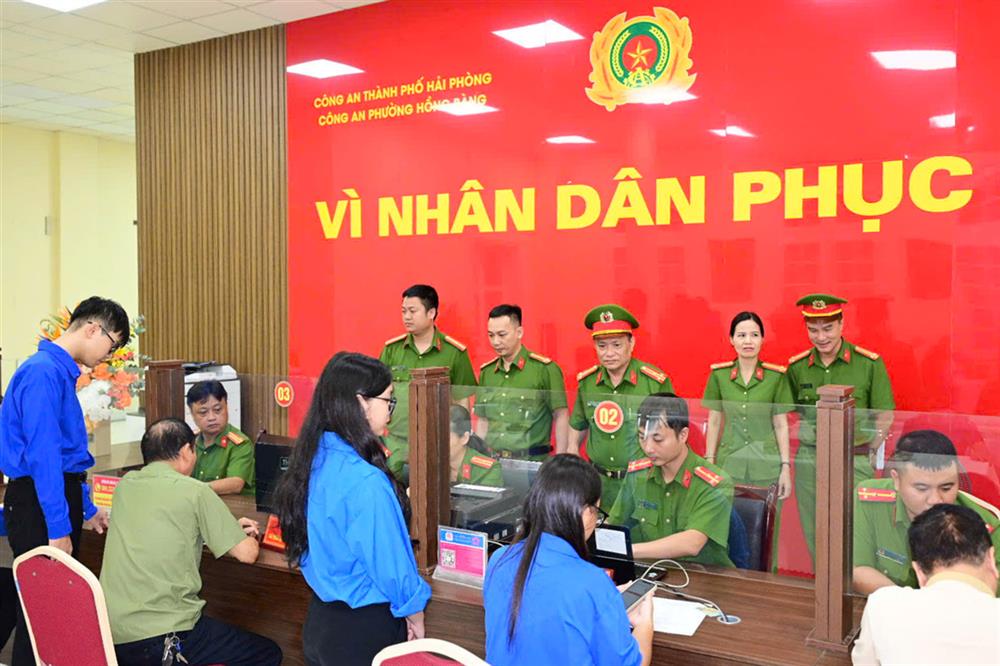 Tổ công tác Phòng Cảnh sát Quản lý hành chính về trật tự xã hội kiểm tra công tác tiếp nhận, giải quyết hồ sơ hành chính tại Công an phường Hồng Bàng.