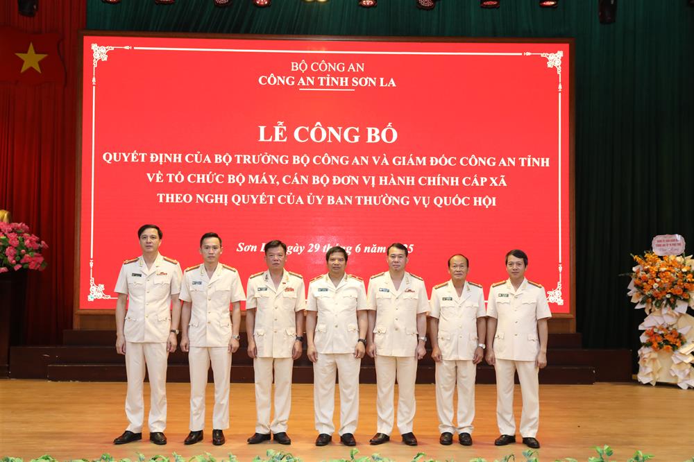 Tập thể Đảng ủy, Ban Giám đốc Công an tỉnh Sơn La tại Lễ công bố.