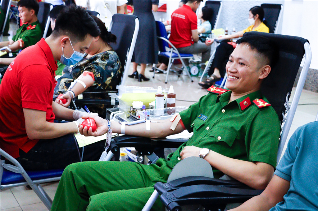Cán bộ, chiến sĩ các Phòng nghiệp vụ Công an tỉnh, tích cực tham gia hiến máu tình nguyện.