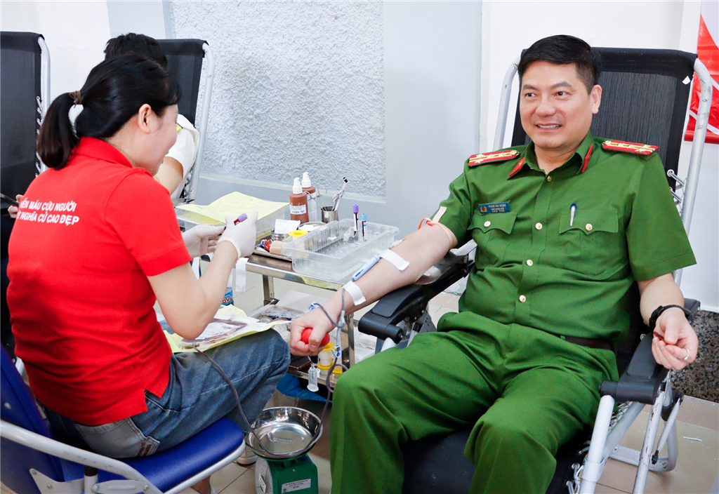 Đại tá Phạm Hải Đăng, Phó Giám đốc Công an tỉnh tham gia hiến máu.