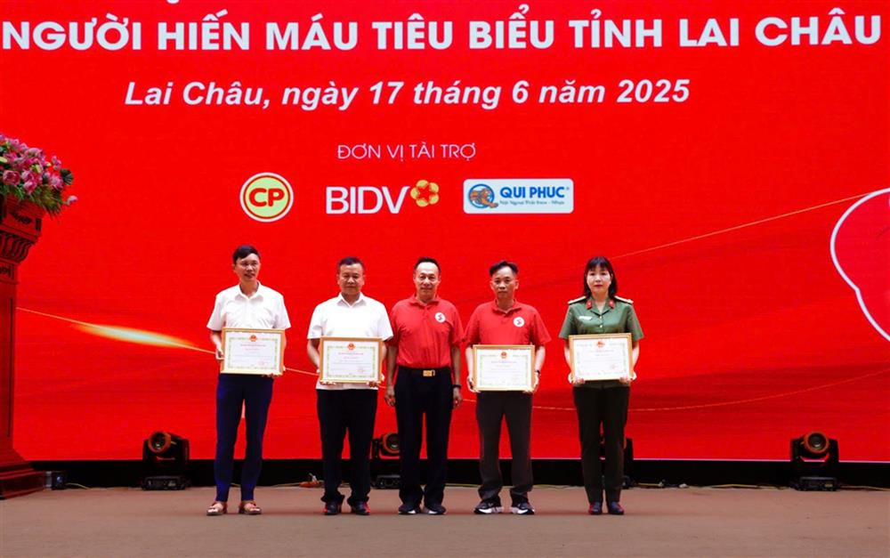 Tập thể, cá nhân thuộc phòng Hậu cần Công an tỉnh vinh dự được nhận Bằng khen của Chủ tịch UBND tỉnh có thành tích xuất sắc trong tuyên truyền, vận động và hiến máu tình nguyện năm 2025.
