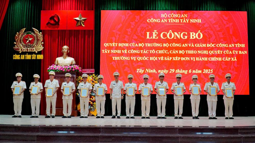 Thiếu tướng Vũ Như Hà trao quyết định của Giám đốc Công an tỉnh cho các đồng chí lãnh đạo các Phòng nghiệp vụ thuộc Công an tỉnh Tây Ninh sau sáp nhập.