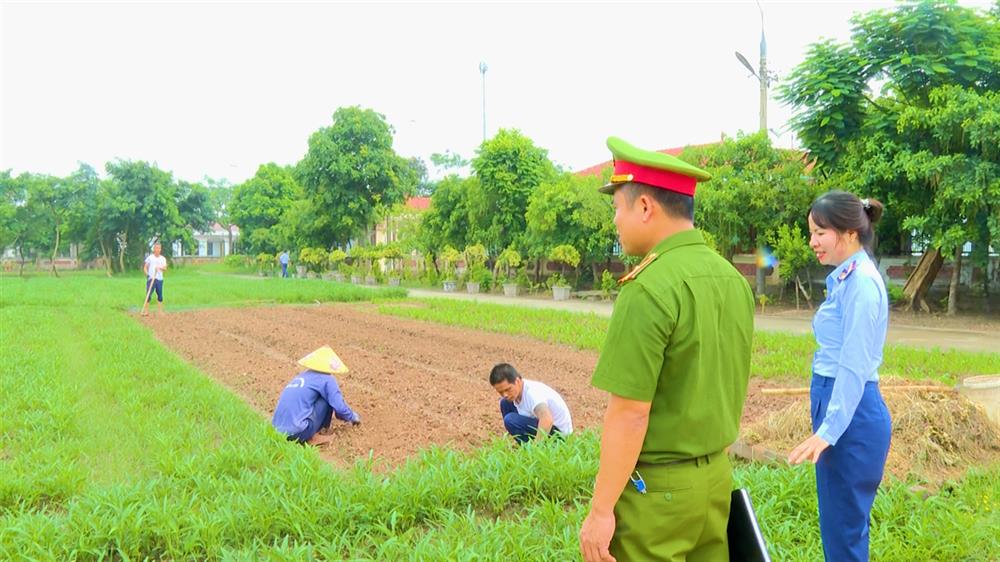 Lực lượng Công an phối hợp với nhân viên của Cơ sở thường xuyên quan tâm, động viên các học viên tích cực điều trị, lao động.