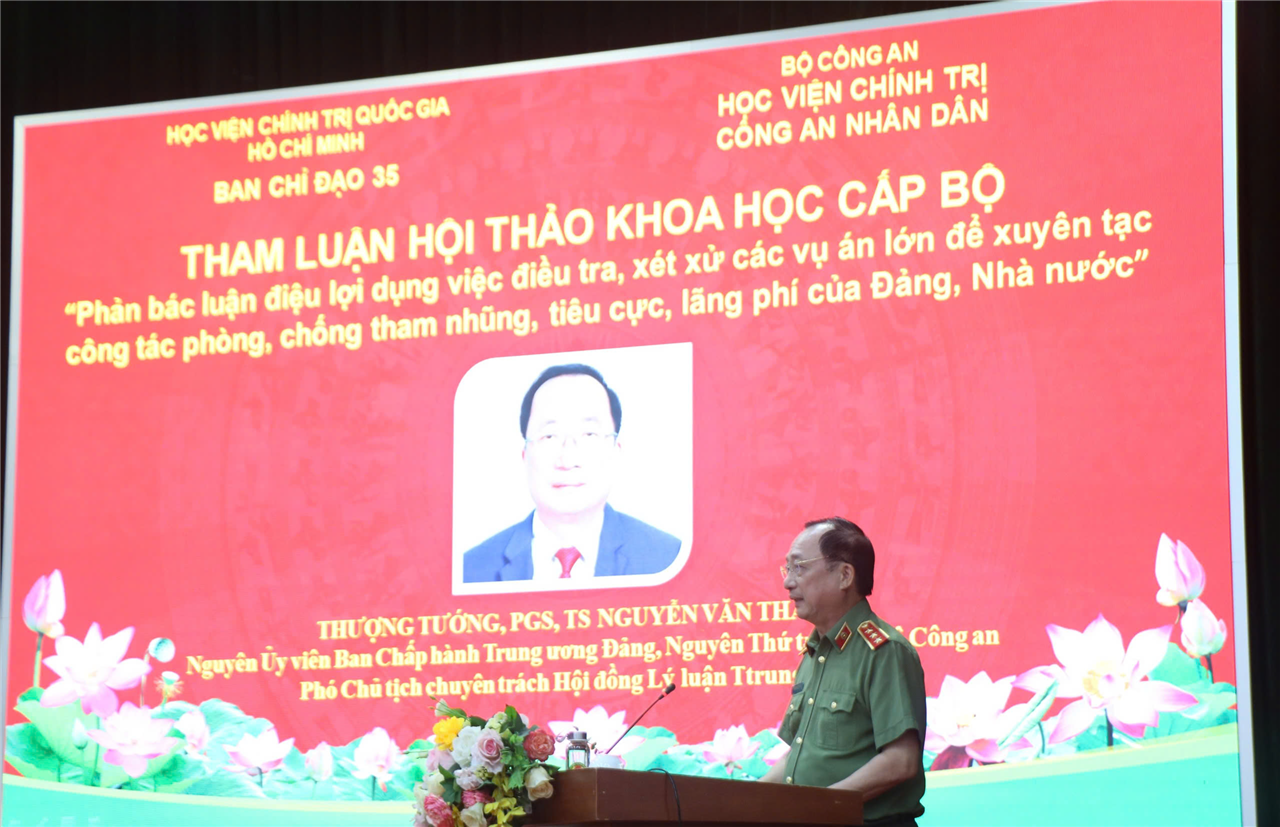 Thượng tướng, PGS.TS Nguyễn Văn Thành, Phó Chủ tịch chuyên trách Hội đồng Lý luận Trung ương phát biểu tại Hội thảo.