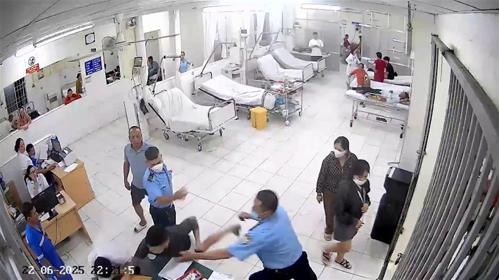 Hình ảnh camera ghi lại cảnh đối tượng Việt hành hung nhân viên y tế.