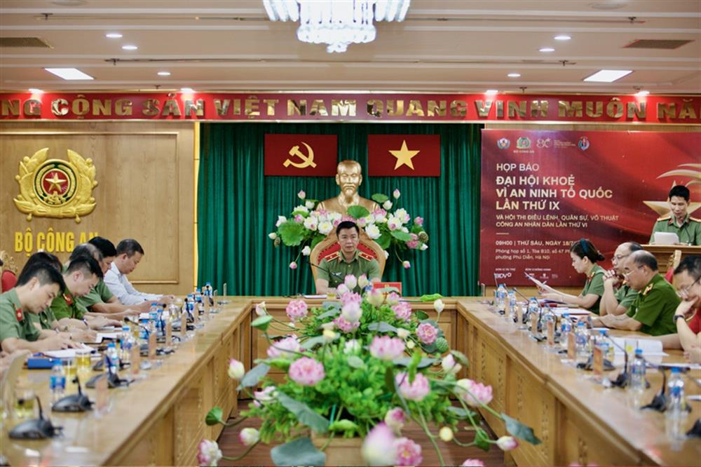 Thiếu tướng Phạm Kim Đĩnh, Cục trưởng Cục Công tác chính trị, Trưởng Ban Chỉ đạo chủ trì họp báo.